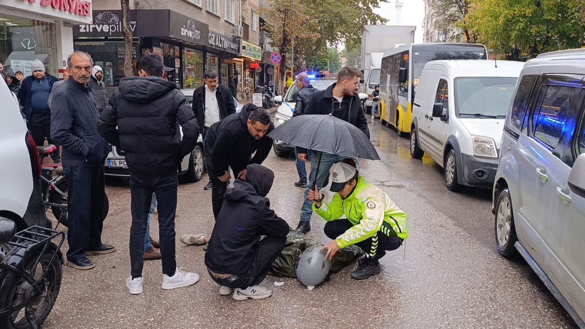 Yaralıya Şemsiye Tutan Kadın Polis: İnegöl'de Trafik Kazası