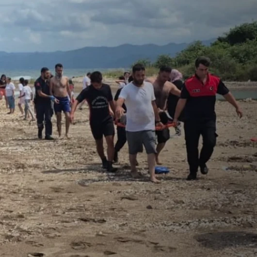 Yasağa Rağmen Denize Giren 2 Kardeş Boğulmaktan Son Anda Kurtarıldı