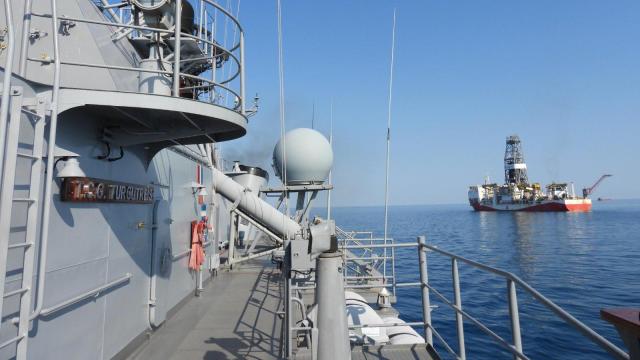 Yavuz ve Abdülhamid Han sondaj gemilerine TCG Turgutreis'ten Karadeniz'de refakat