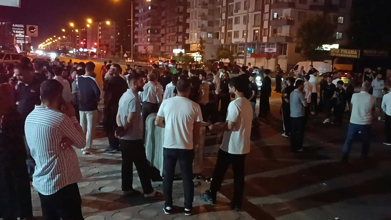 Yaya geçidinde kaza: Mahalleli yolu trafiğe kapattı