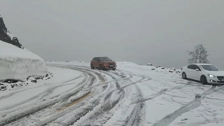 Yaz mevsimine 1 gün kala kar sürprizi! Ünlü geçiş güzergahı beyaza büründü, ulaşım aksadı
