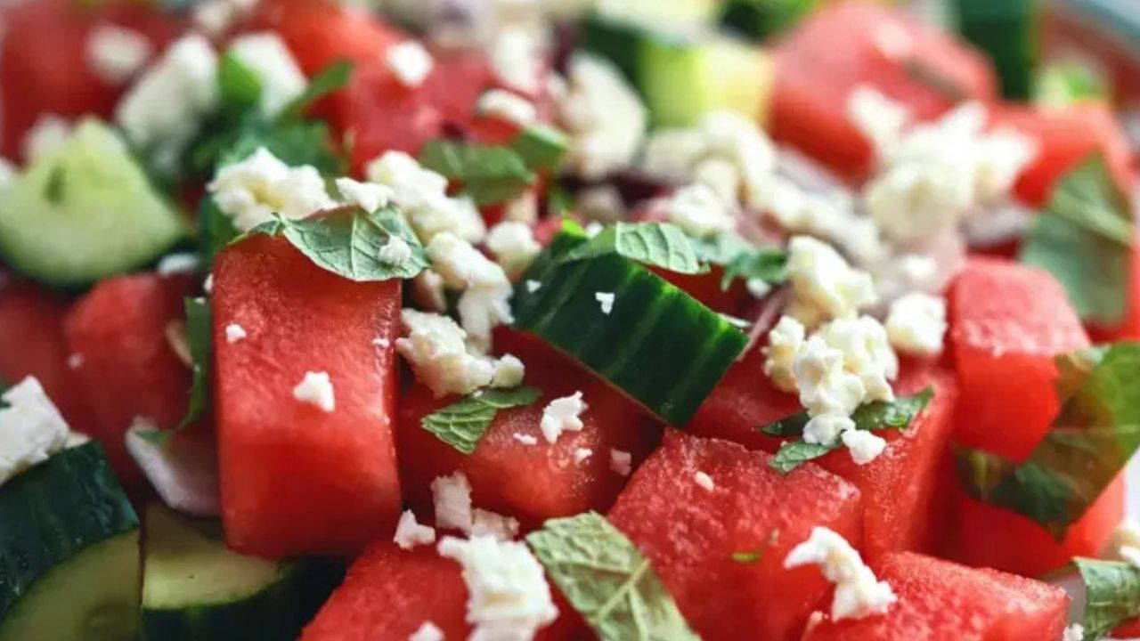 Yaz sofralarına ferahlık katacak lezzet: Karpuz salatası tarifi