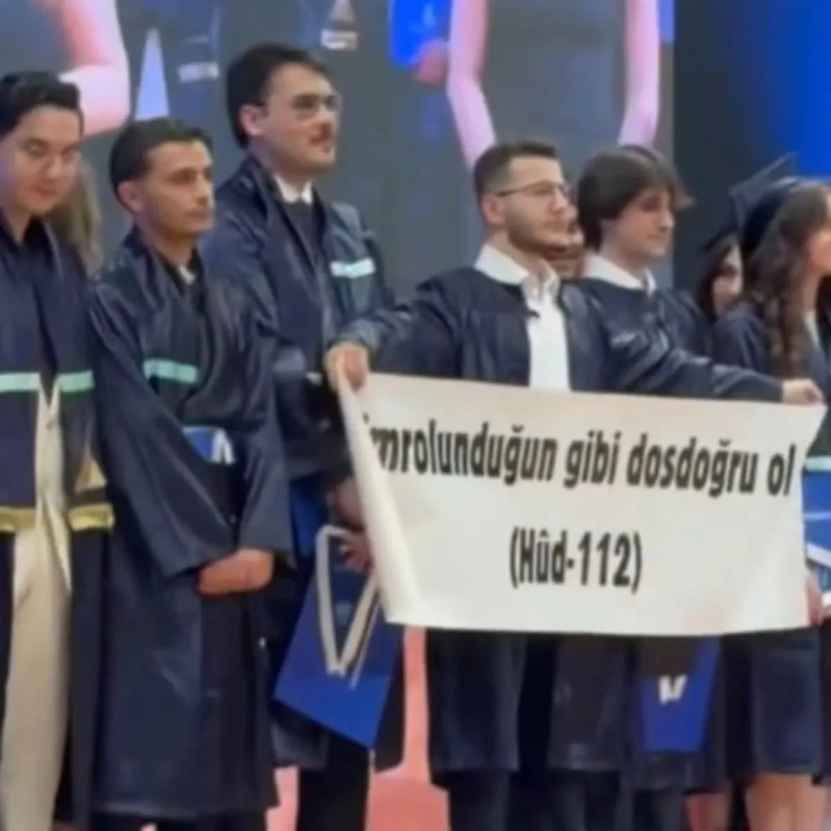 Yeditepe Üniversitesi mezuniyet töreninde ayet pankartı krizi