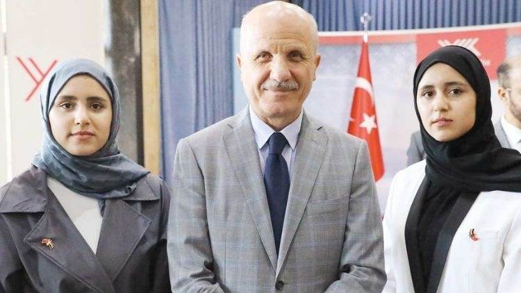 Yemenli İkizler Türkiye'de Mühendislikte İlk İkiyi Paylaştı