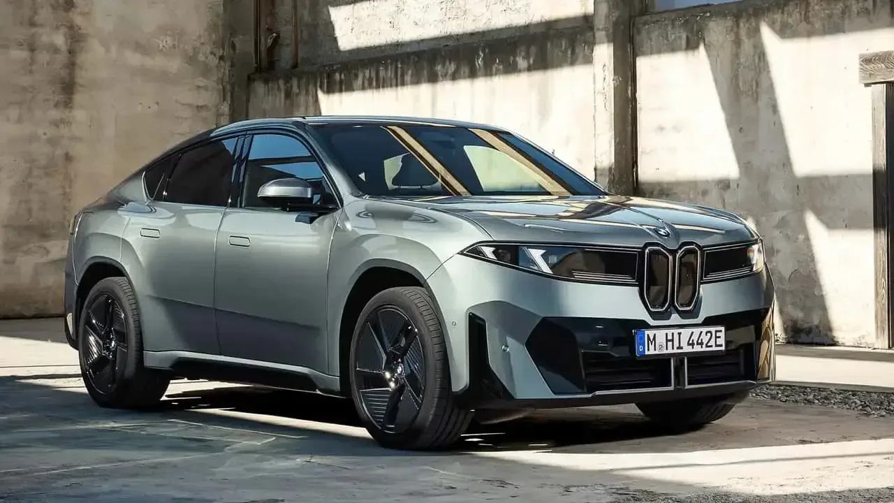 Yeni BMW iX4 Tanıtıldı: 828 km Menzil ve 400 kW Şarj