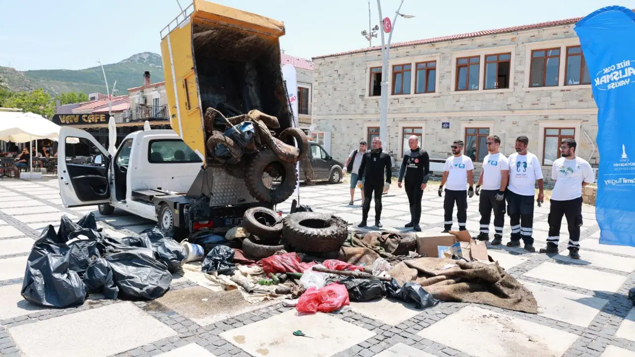 Yeni Foça'da deniz temizliğinde tonlarca atık çıktı