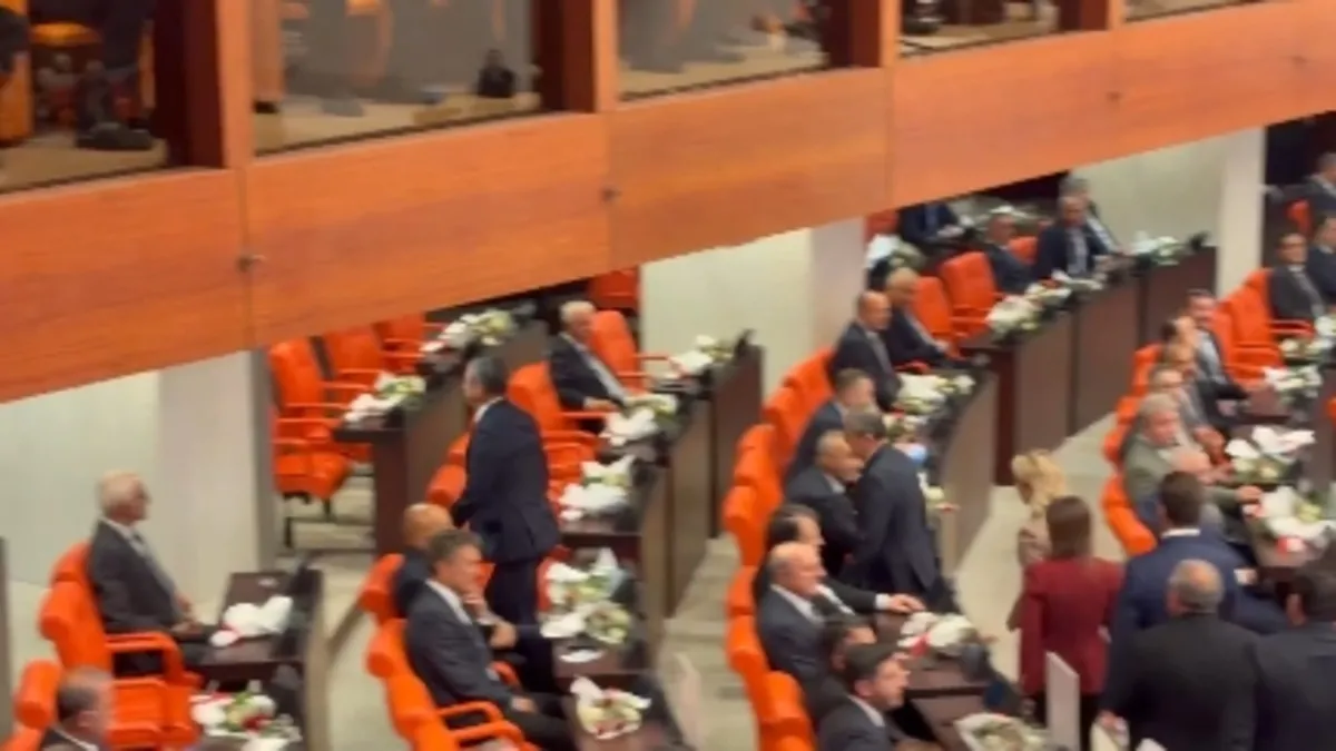 Yeni Parti Genel Kurul'da Ayağa Kalkmadı, Salonu Terk Etti