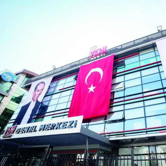 Yeni Parti'de Genel Merkez Tartışması: Özgür Özel'den 'Sahadayız' Mesajı