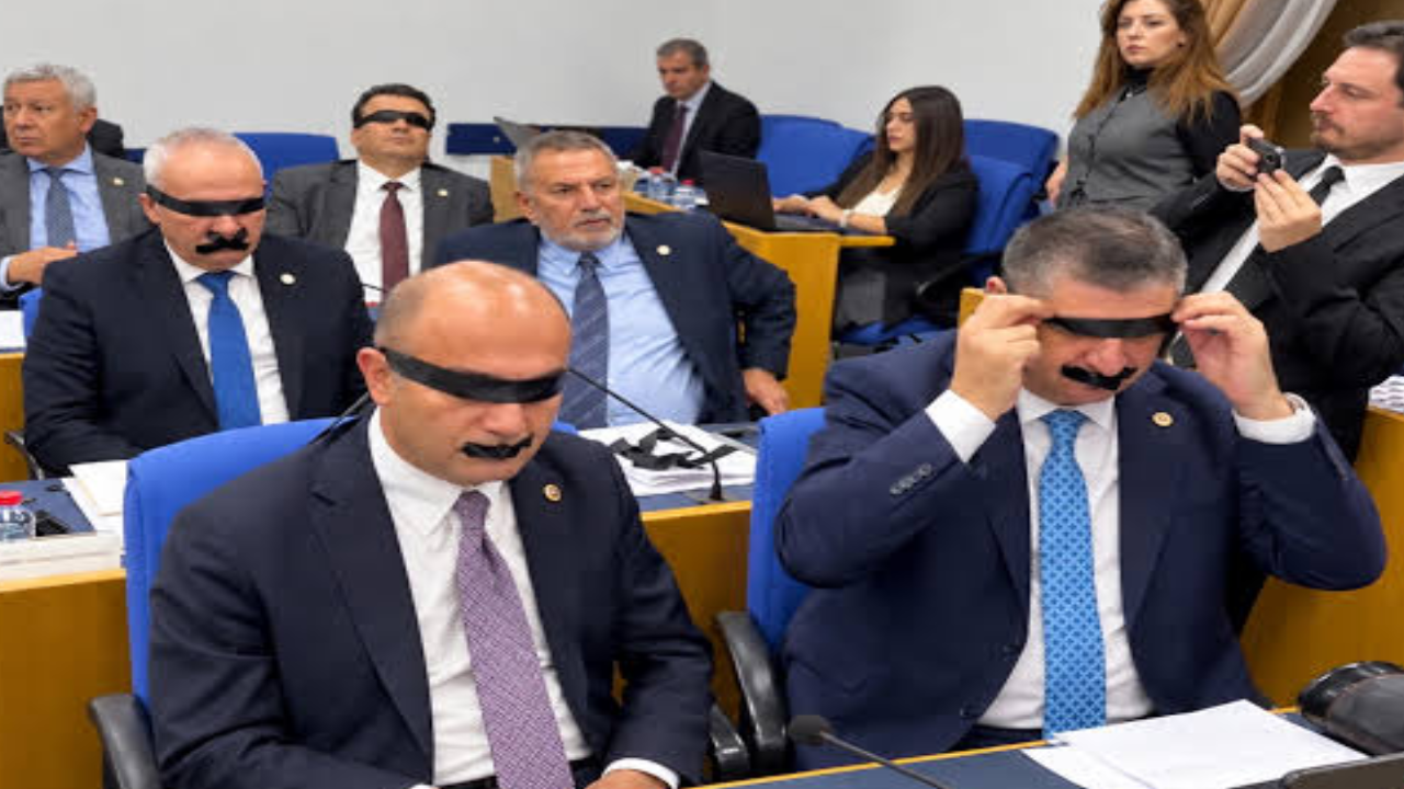 YENİ Parti'den Halk TV'ye Kayyum Protestosu: Siyah Bantlı Tepki