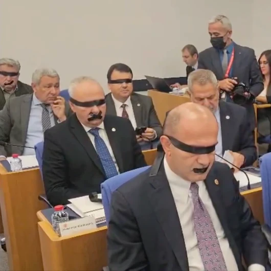Yeni Parti'den Halk TV'ye Kayyum Protestosu: Siyah Bantlı Eylem