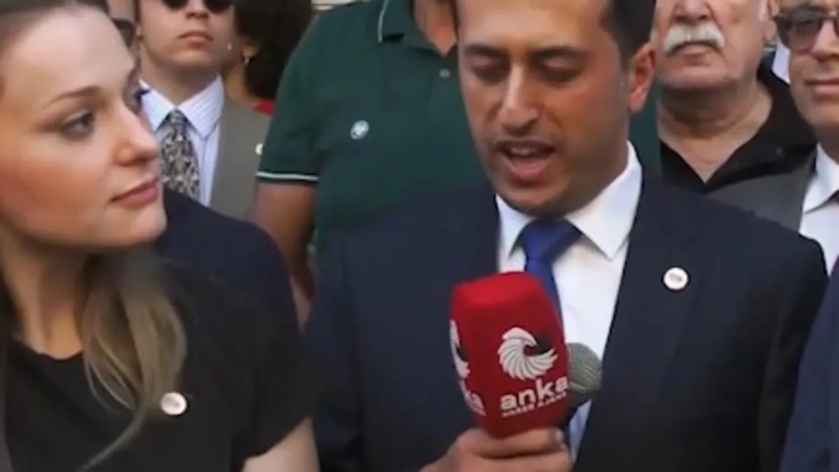 Yeni Parti'nin İlçe Başkanı Kürsüde Parti İsmini Karıştırdı