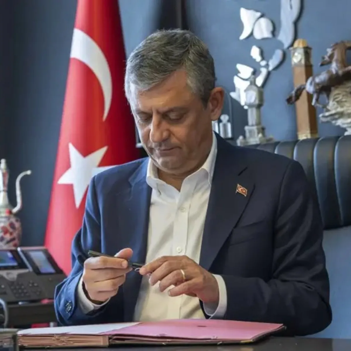 Yeni Parti'nin İlk Haftası Şaibelerle Dolu: CHP'den Taşınan Eşyalar Kayıp