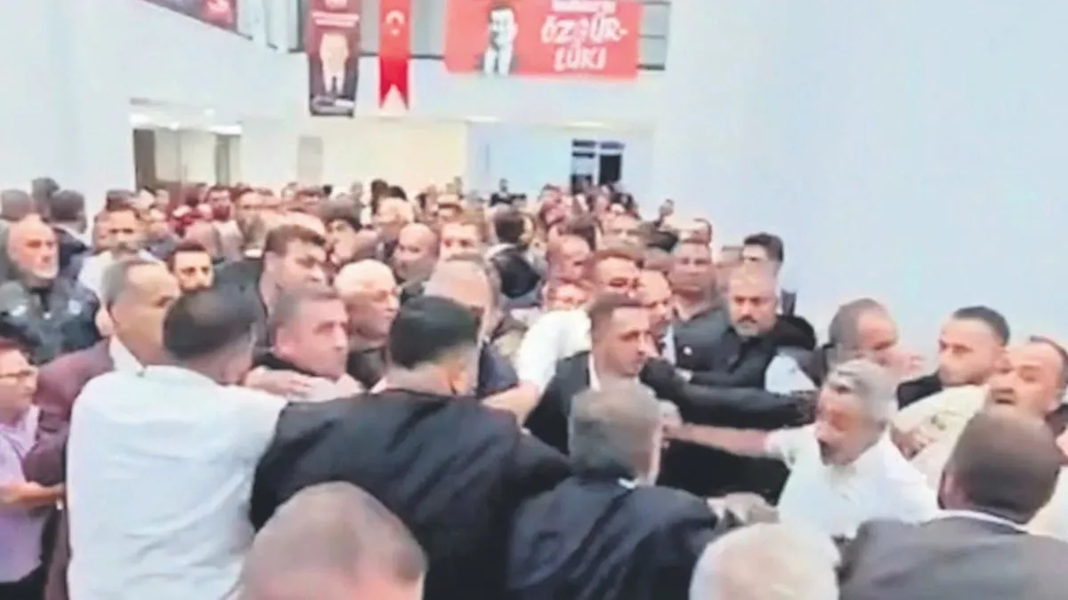 Yeni Parti Kongrelerinde Yumruklar Konuştu
