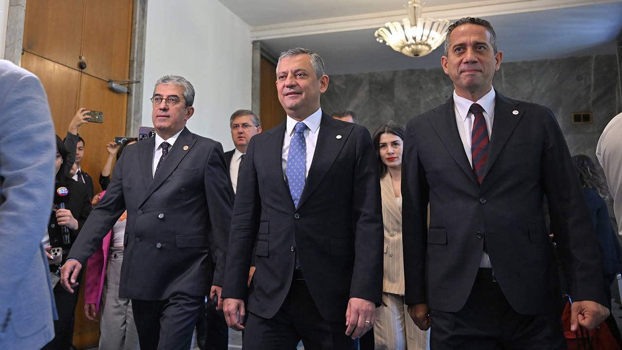 YENİ Parti Kuruluşunu Tamamladı: Özgür Özel'den İlk Kapalı Grup Toplantısı