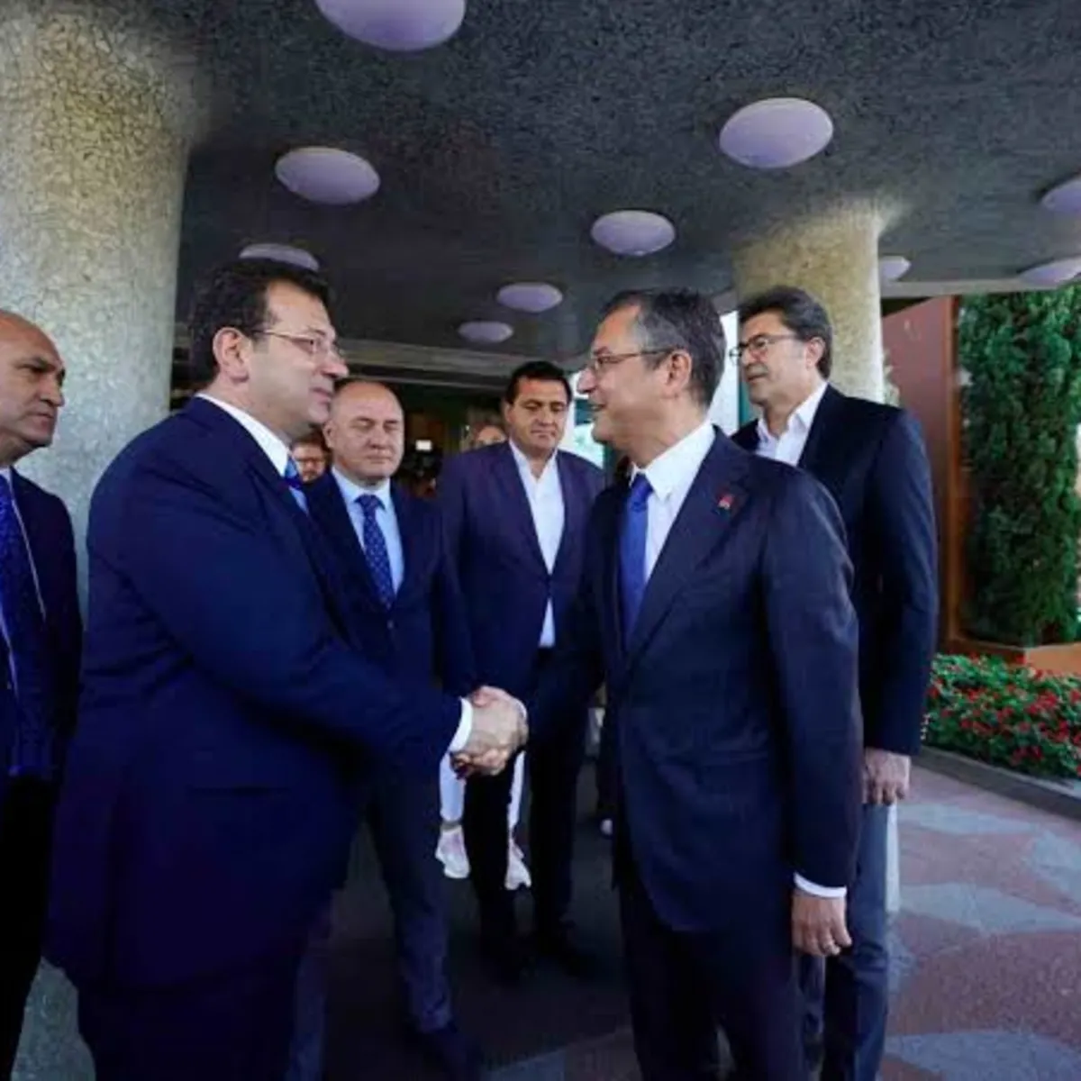 Yeni Parti'de Liderlik Savaşı: İmamoğlu'ndan Özel'e Mesaj