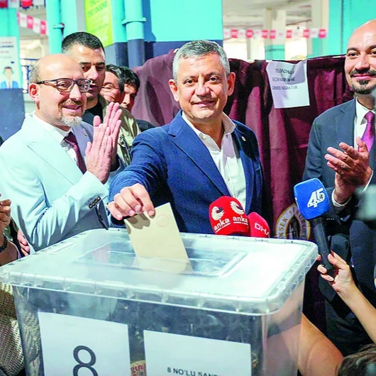 Yeni Parti'de Ön Seçim Tartışması: 'Düzmece' ve 'Hamaset' Eleştirileri