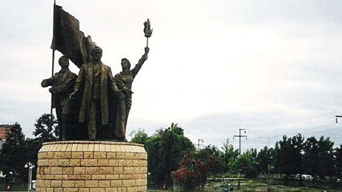 YENİ Parti'den Atatürk Anıtı Tepkisi: 'Saygısızlık