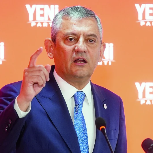 Yeni Parti'de 'Tek Adam' Tartışması: Özgür Özel'in Çoğulculuk İddiası Sorgulanıyor