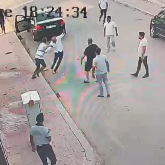 Yeni Parti'de Vekile Bıçaklı Saldırı: 27 Suç Kaydı Olan Şüpheli Aranıyor