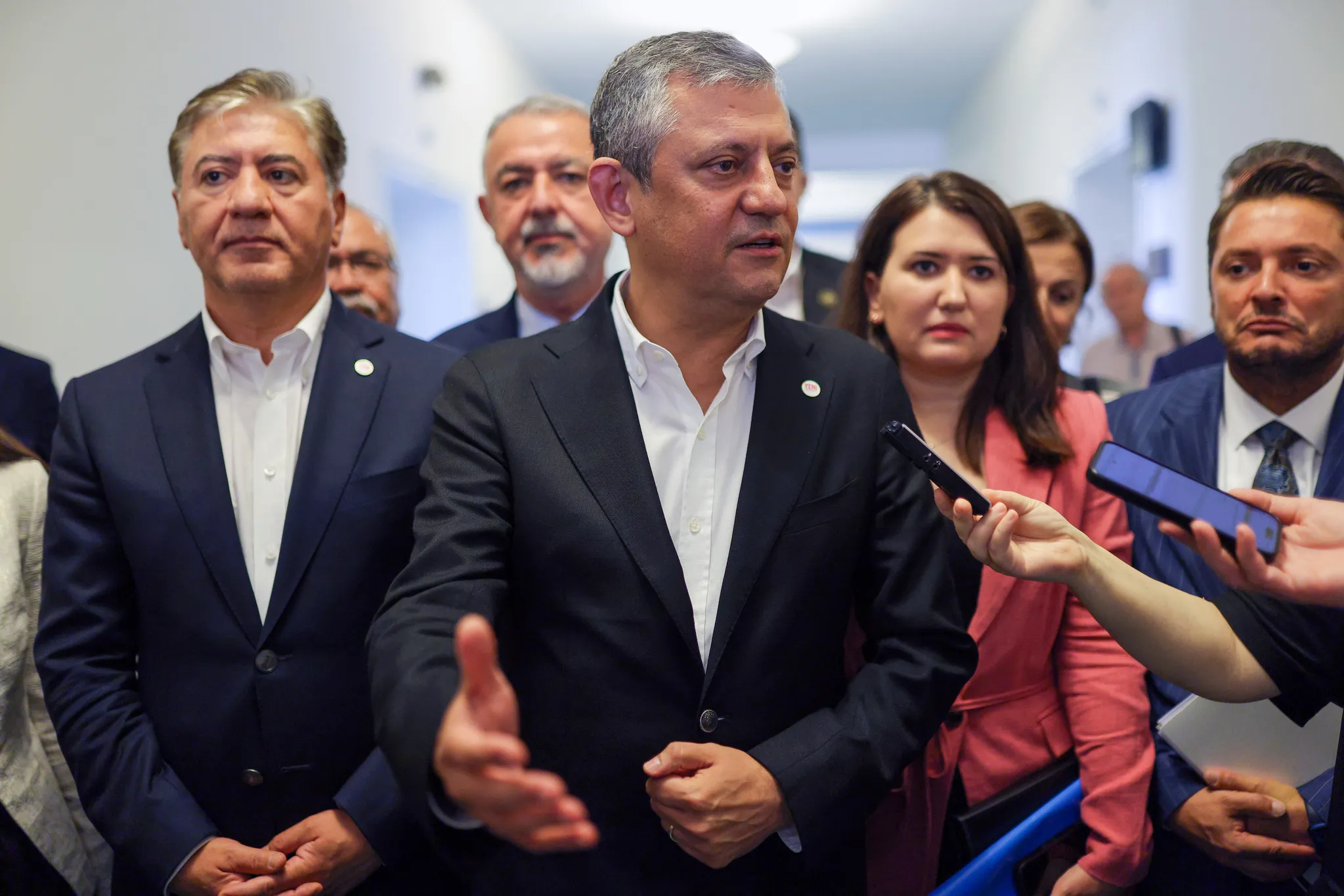 YENİ Parti'de 'Evet-Hayır' Çatlağı: Özel'in Çelişkisine Tepkiler