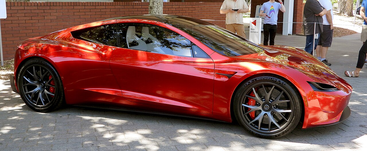 Yeni Tesla Roadster Uçuş Videosu: Roket Teknolojisiyle Havada