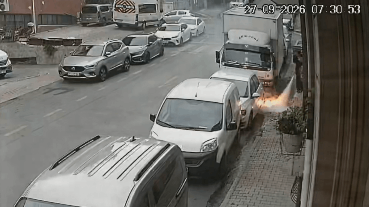 Yer altı kablosu patladı, park halindeki otomobil alevler içinde kaldı