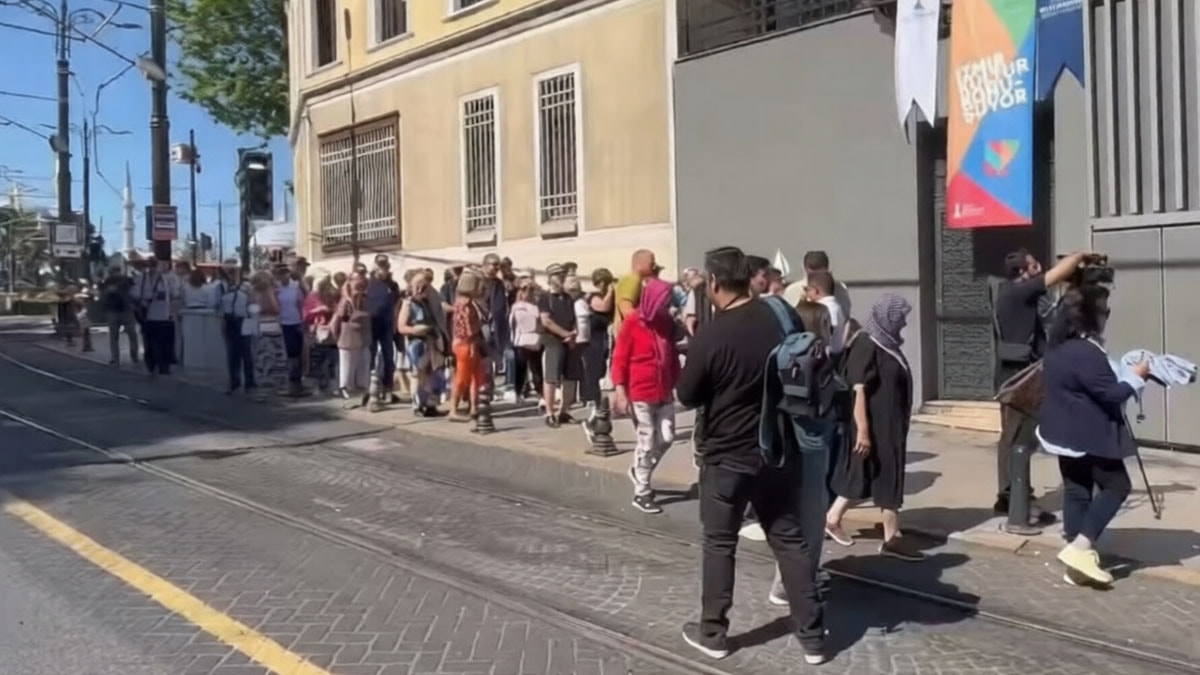 Yerebatan Sarnıcı'nda yoğunluk: Turistler kuyrukta beklerken el koydu
