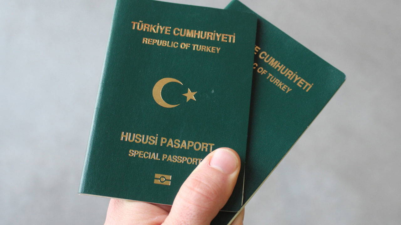 Yeşil ve Gri Pasaportlarla Vizesiz Seyahat Kalkıyor mu? AP Raporu