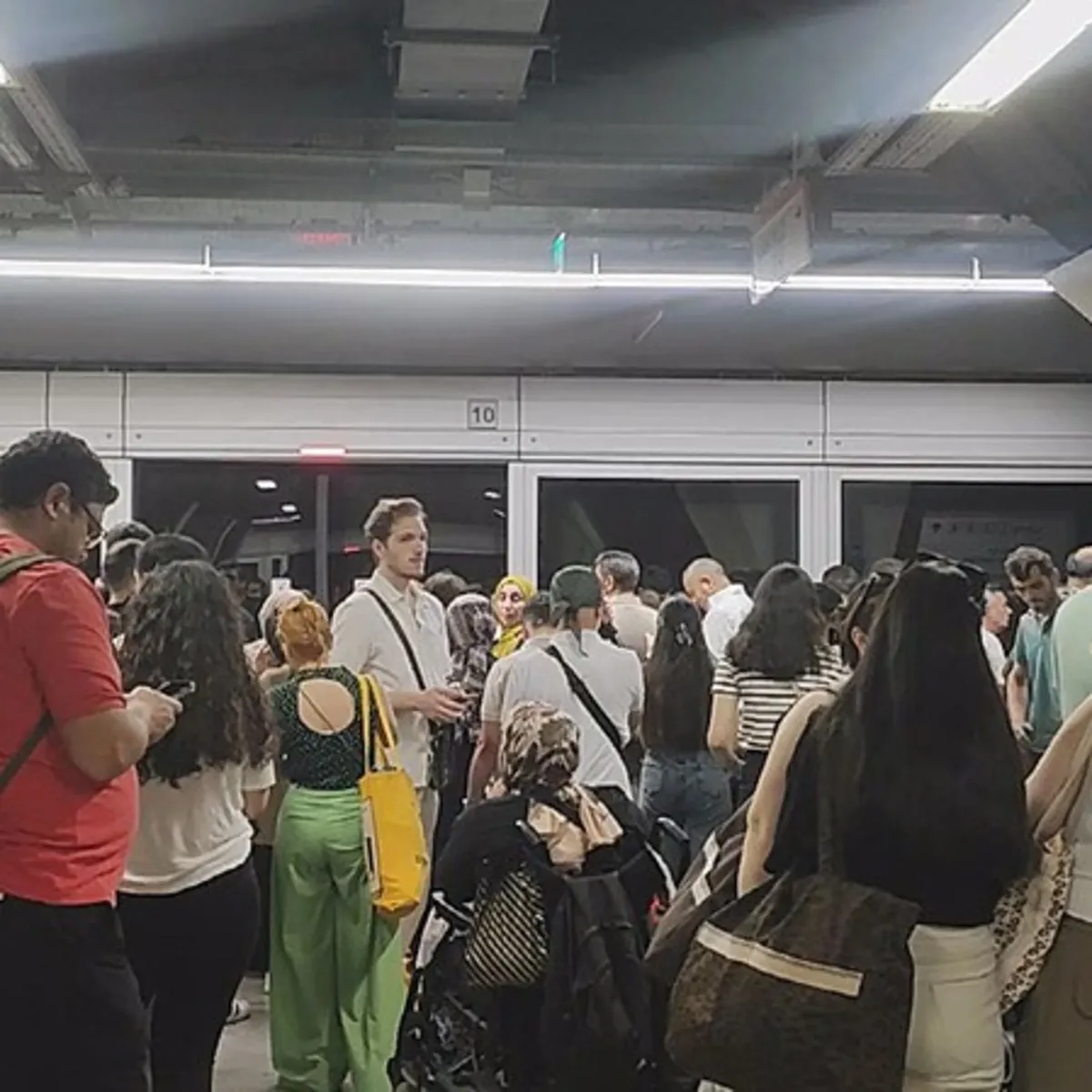 Yıldız-Mahmutbey Metro Hattı'nda arıza: Yolcular tünel içinde yürüdü