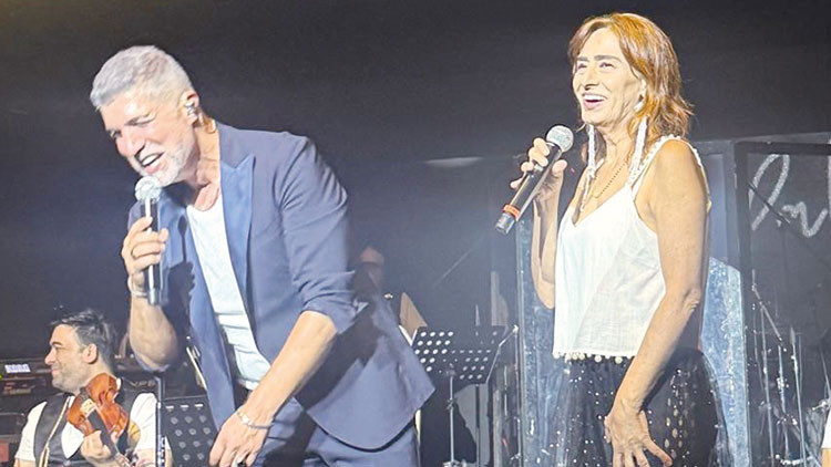 Yıldız Tilbe'den Özcan Deniz'e Övgü: 'Yakından Daha Yakışıklısın