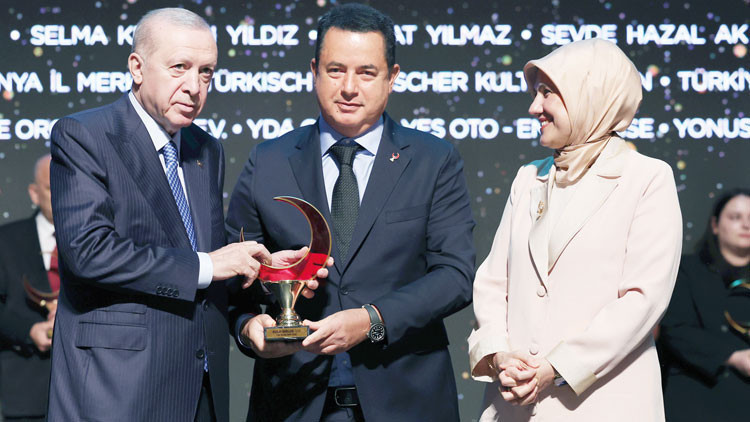 Yılın Kızılay İyilik Elçisi Ödülü Verildi