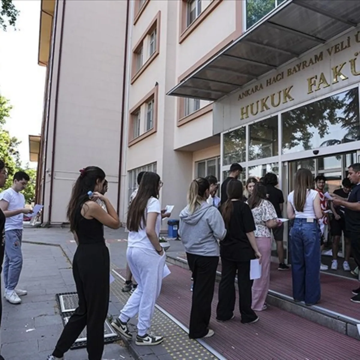 YKS heyecanı Türkiye'yi sardı: Milyonlarca aday ilk oturumda ter döktü
