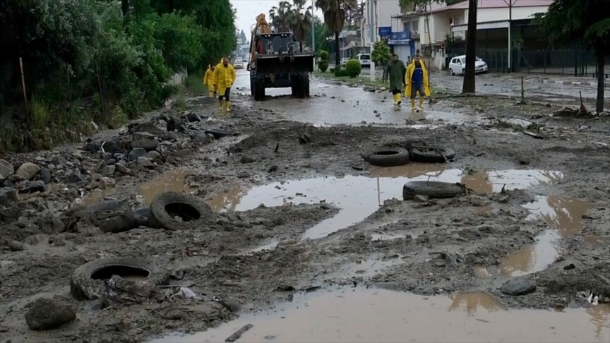 Yoğun sağanak bazı illerde sele yol açtı: Ev ve bahçeler su altında