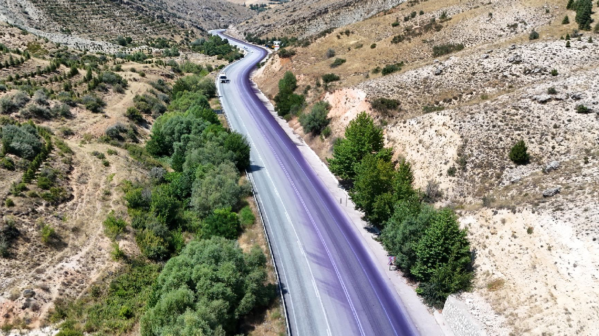 Yol Boyası Temizlenmeyince Vatandaşlar Çözümü Kendi Elleriyle Buldu