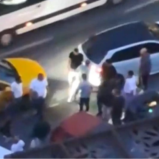 Yol Ortasında Taksi Kavgası: Şoföre Saldıran Sürücü Kamerada