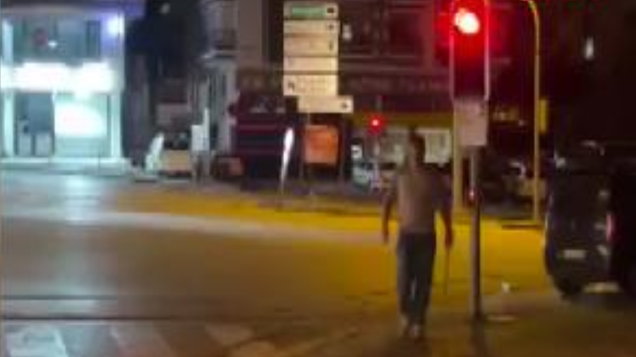 Yol verme kavgasında silah çeken polis açığa alındı