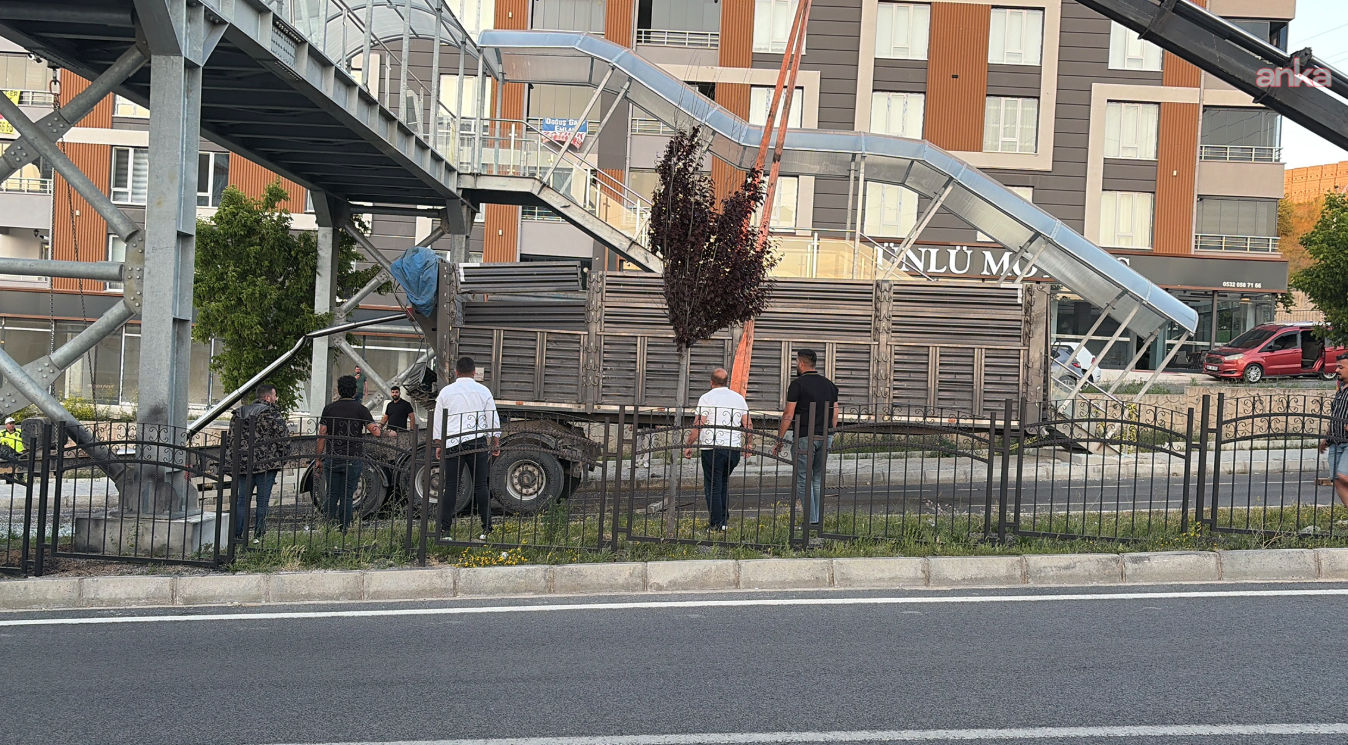 Yozgat'ta Damperi Açık Tır Dorsesi Üst Geçitte Asılı Kaldı