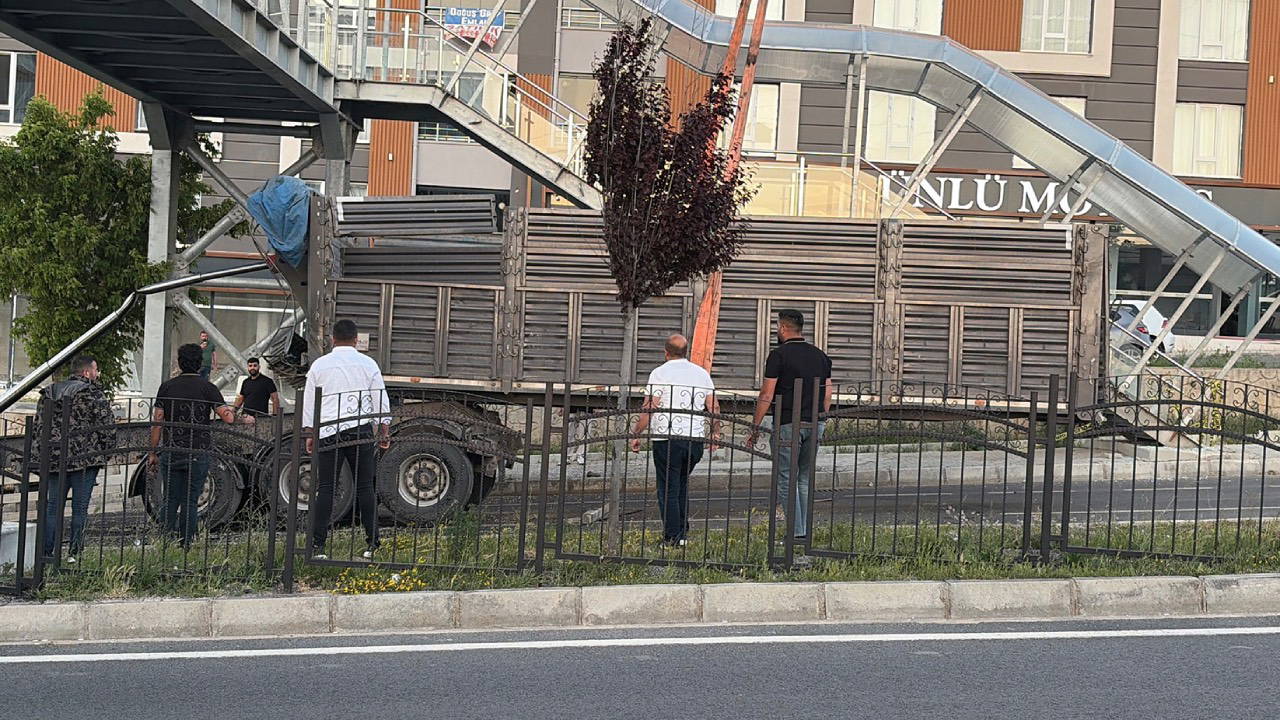 Yozgat'ta Tır Dorsenin Üst Geçitte Takılı Kalması Yolu Uzun Süre Kapattı
