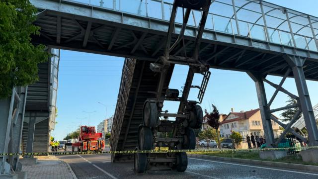 Yozgat'ta Tır Damperi Üst Geçitte Asılı Kaldı