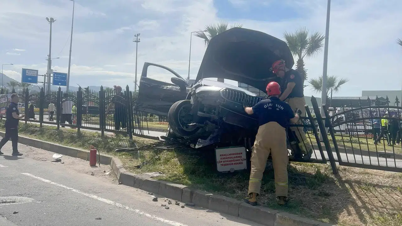 YRP Genel Başkan Yardımcısı Osman Gezgin'in makam aracı kaza yaptı: 3 yaralı