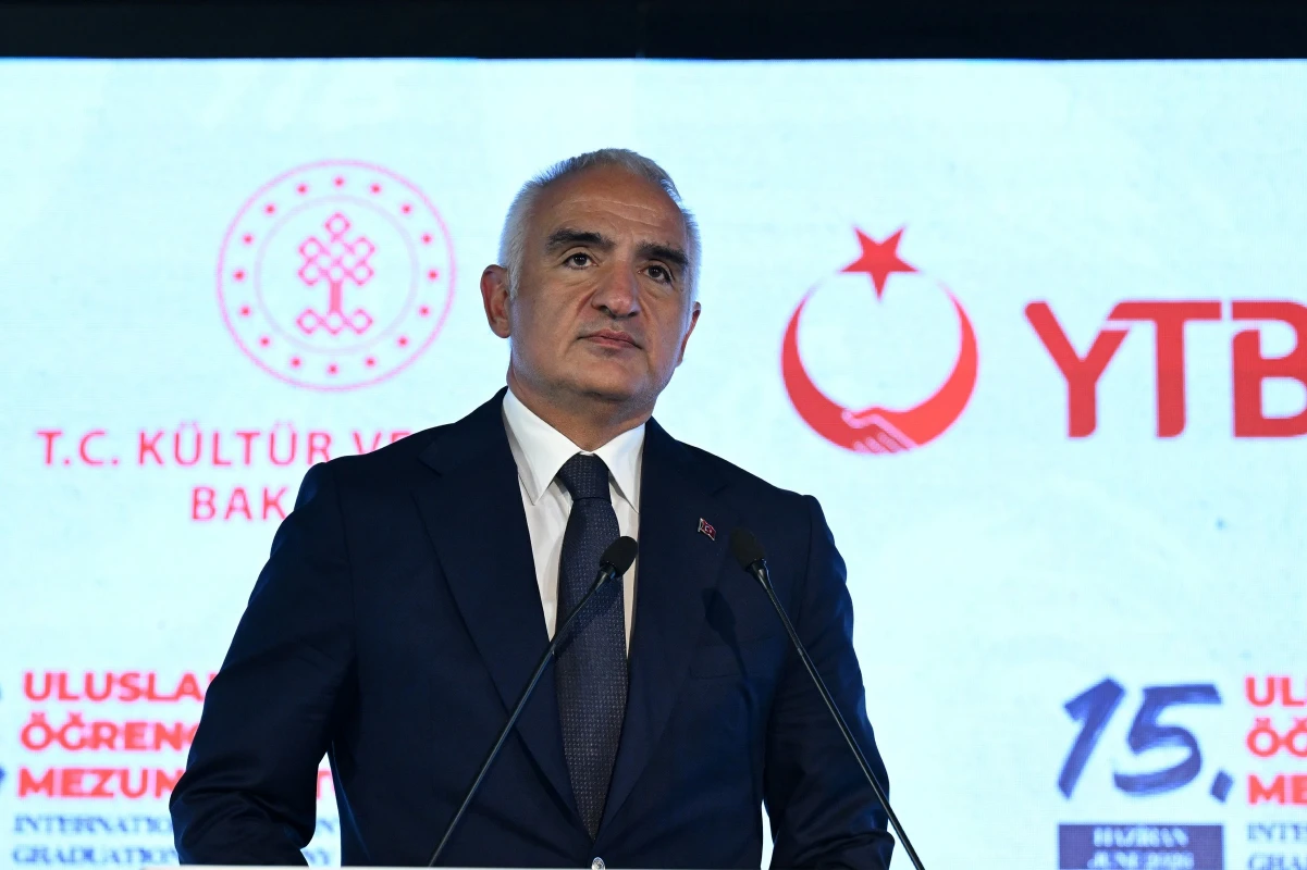 YTB'den gönül köprüleri kuran mezuniyet: 2 bin 800 öğrenci daha Türkiye mezunu