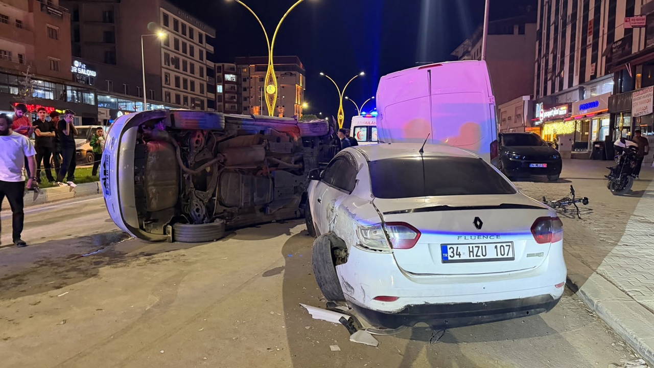 Yüksekova'da feci kaza: Otomobil devrildi, 4 yaralı