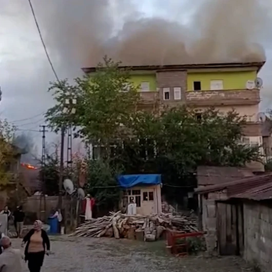 Yüksekova'da depo yangını çatıya sıçradı: Apartman sakinleri panikle sokağa döküldü