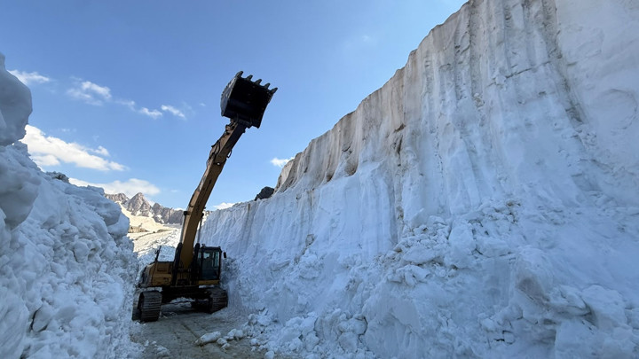 Yüksekova'da Kavurucu Yaz, Cilo Dağı'nda 6 Metre Kar