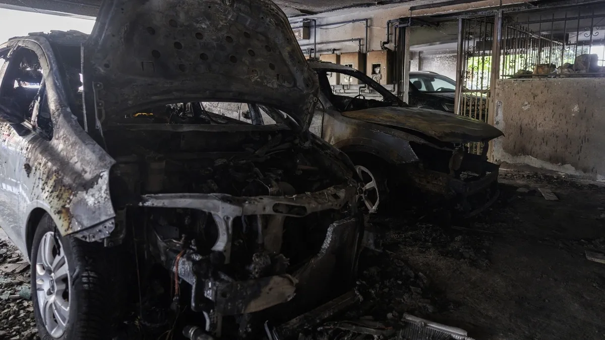 Yunanistan'da 17 dakikada 3 bombalı saldırı: Parti yöneticisinin annesi öldü