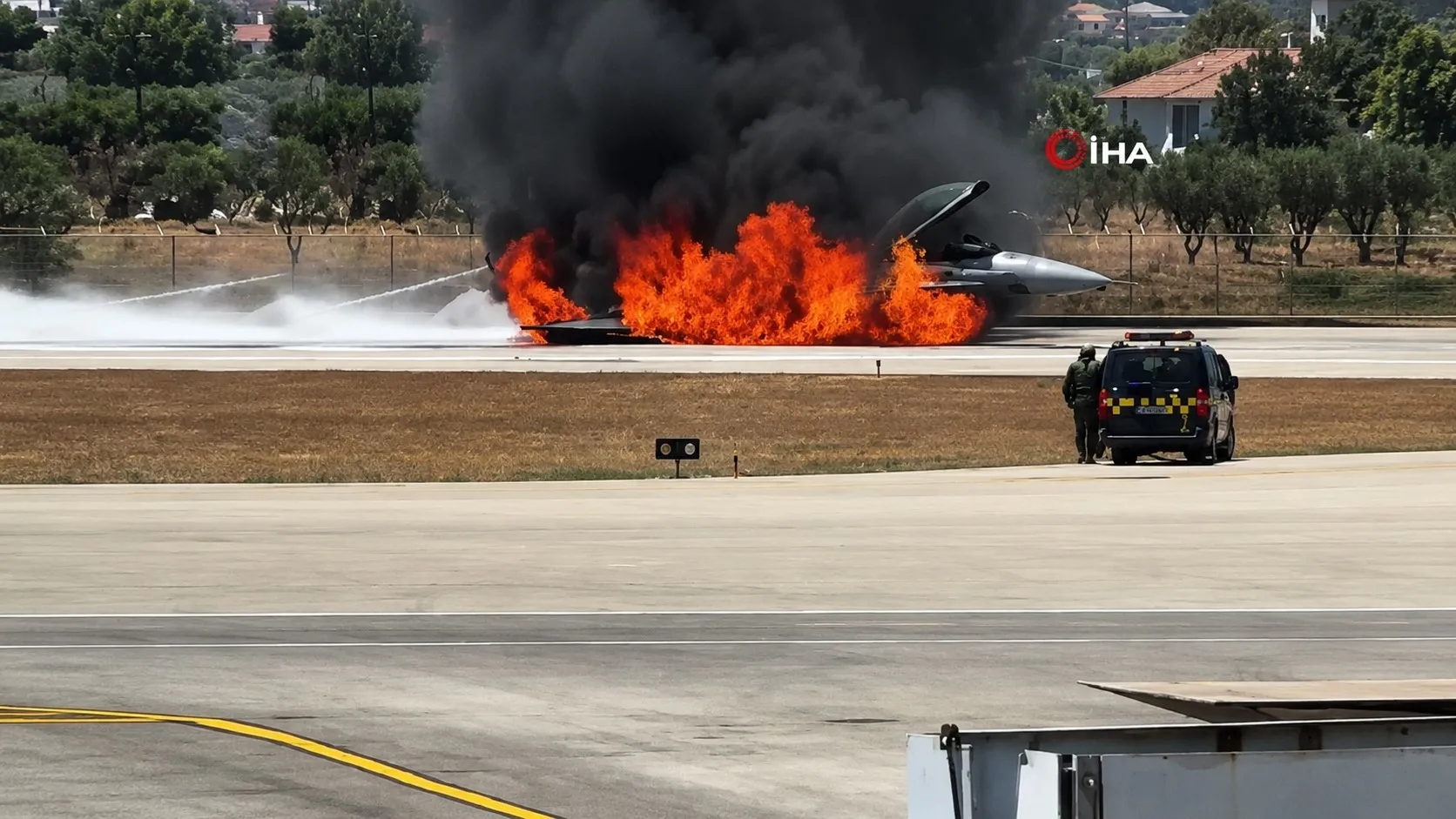 Yunanistan'da acil iniş yapan F-16 savaş uçağı alev aldı