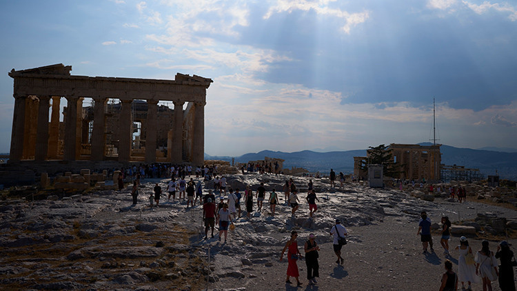 Yunanistan'da turistlere bıçaklı saldırı: Akropolis yakınında dehşet anları