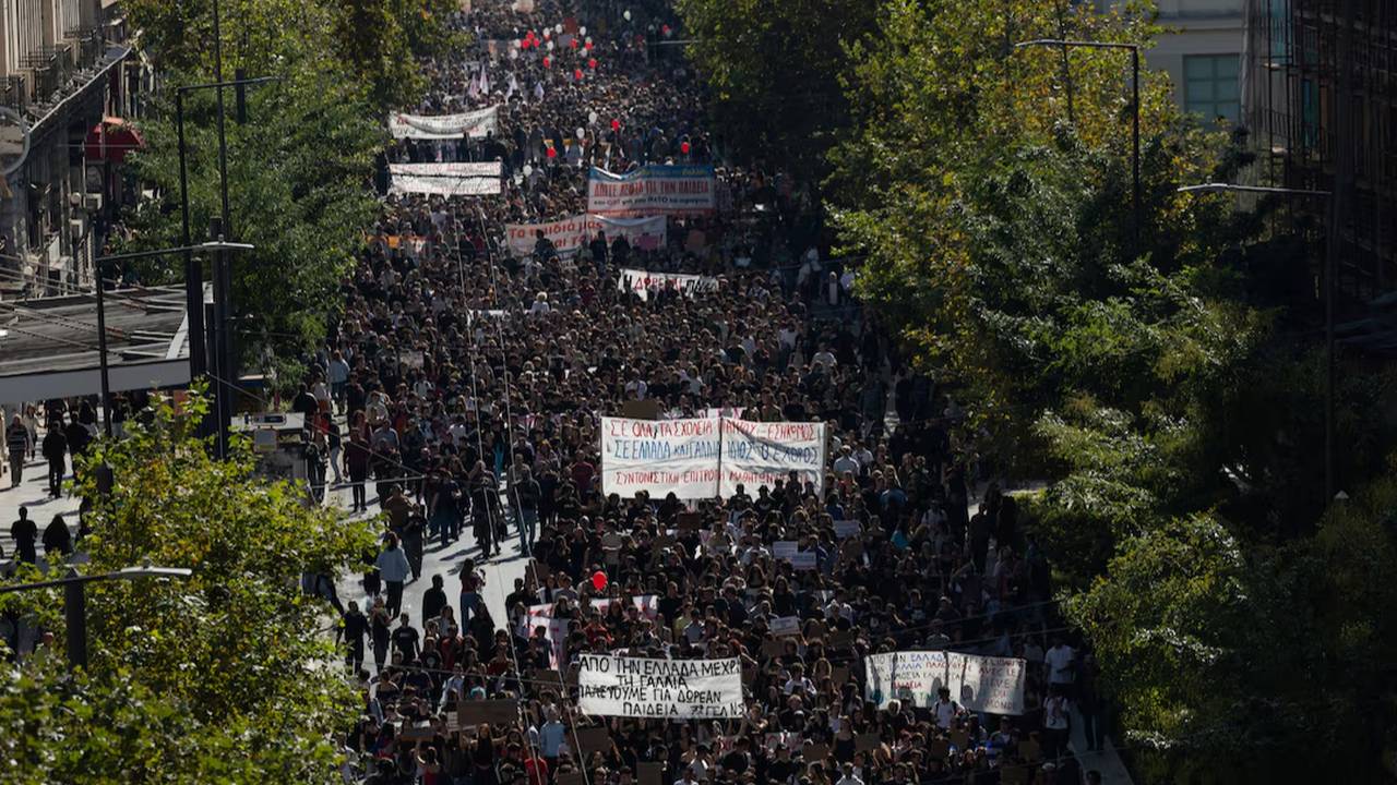 Yunanistan'da Eğitim ve Geçim Protestosu: Atina'da Binlerce Kişi Sokakta