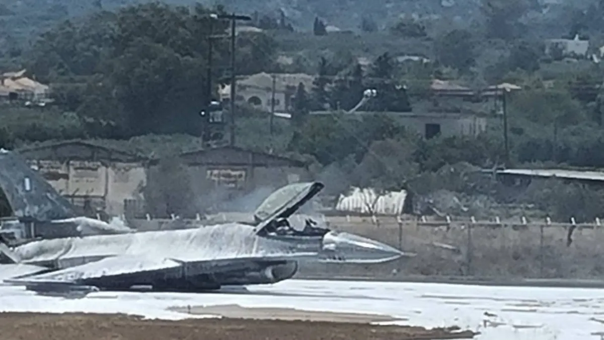 Yunanistan'da F-16 savaş uçağına yangın! Zorunlu iniş yaptı