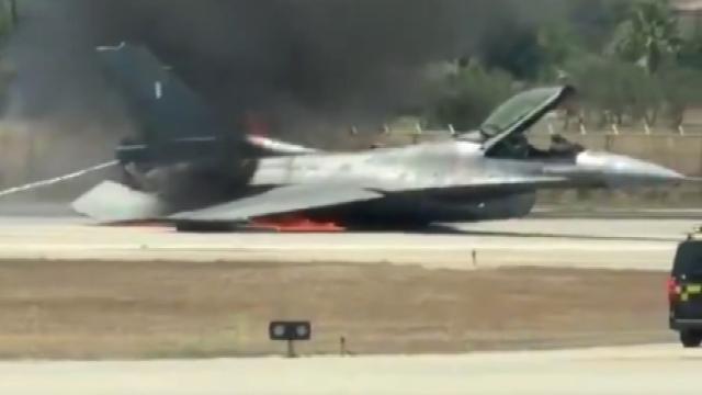 Yunanistan'da F-16 uçağı acil inişte alev aldı